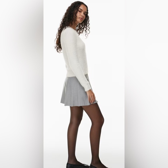 NWOT Aritzia Sunday Best Kitten Sweater
Fuzzy knit sweater Espace - Picture 4 of 7